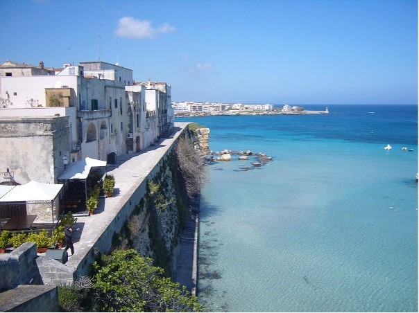 Die wunderschöne Küste von Otranto mit Häusern direkt am Wasser