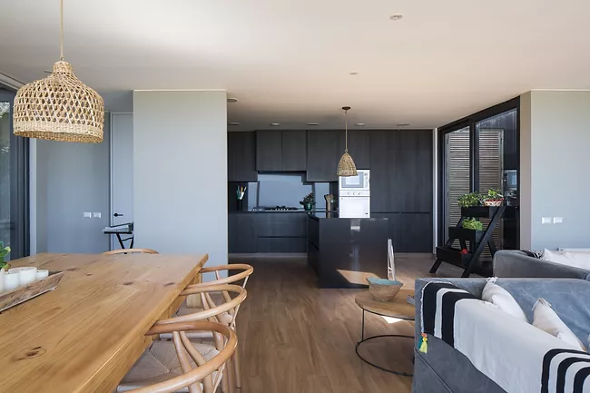 Con un grande tavolo e uno spazio per il relax