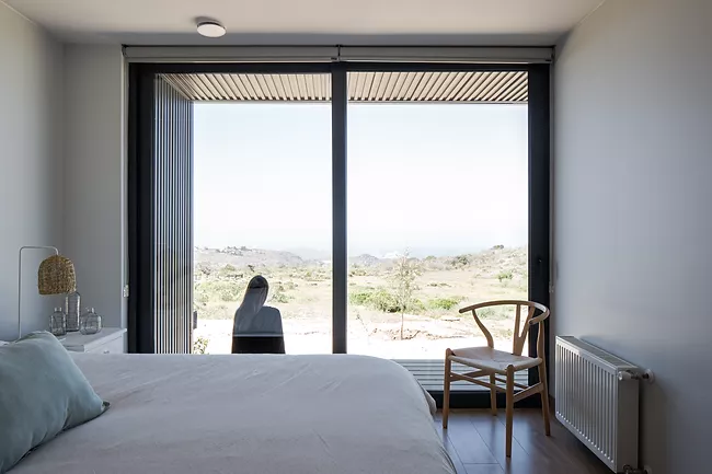 Un ambiente essenziale e luminoso