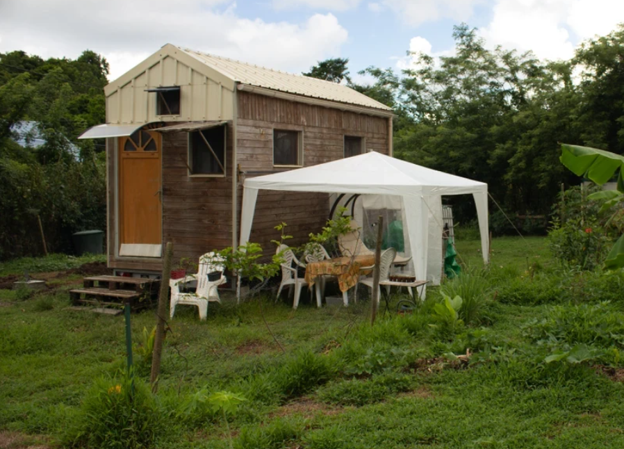 Una coppia francese ha costruito da sola questa mini casa sostenibile in legno