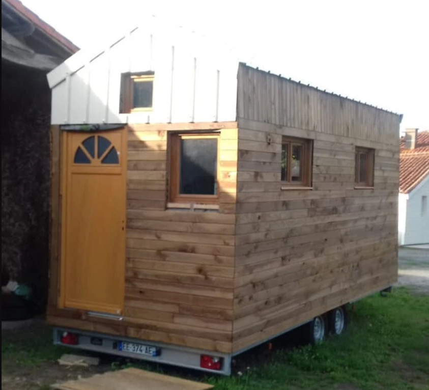 Una coppia francese ha costruito da sola questa mini casa sostenibile in legno