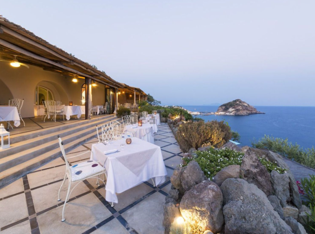 Un resort che si affaccia sul mare dell’Isola di Ischia è in vendita all’asta su idealista