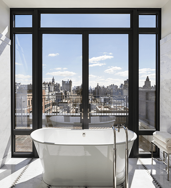 Dispone di quattro camere da letto e quattro bagni