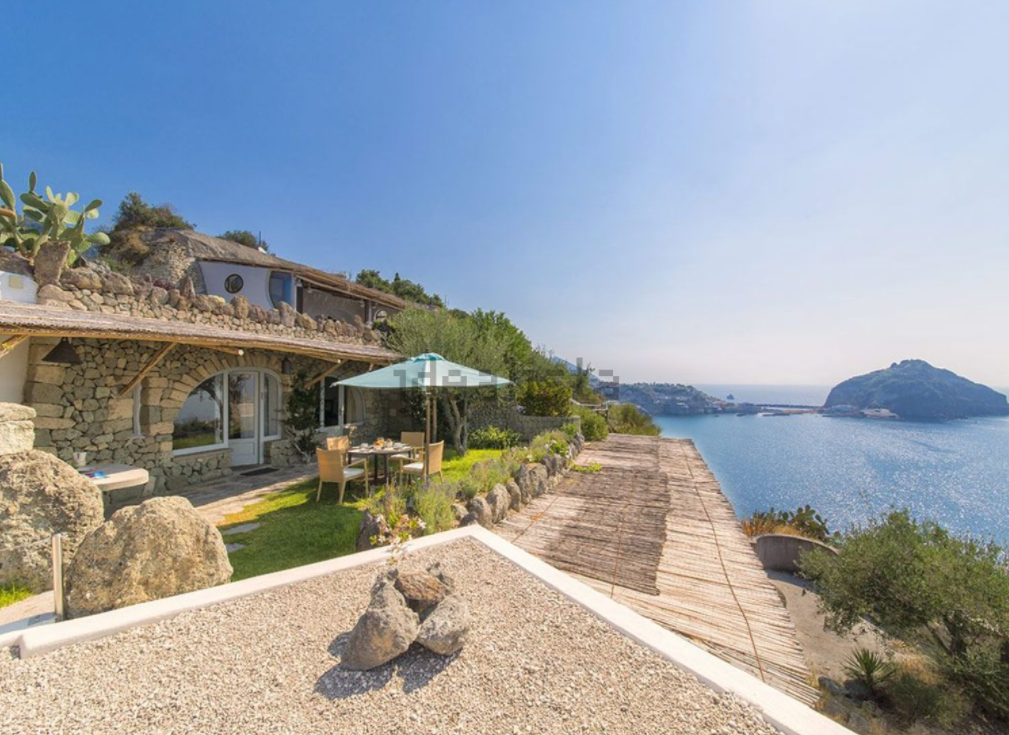 Un resort che si affaccia sul mare dell’Isola di Ischia è in vendita all’asta su idealista