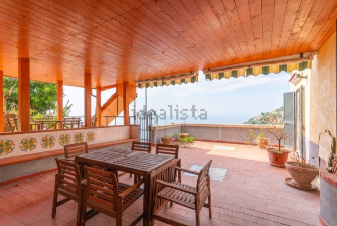 Una villa con piscina sulla costiera amalfitana in vendita per 1,4 milioni