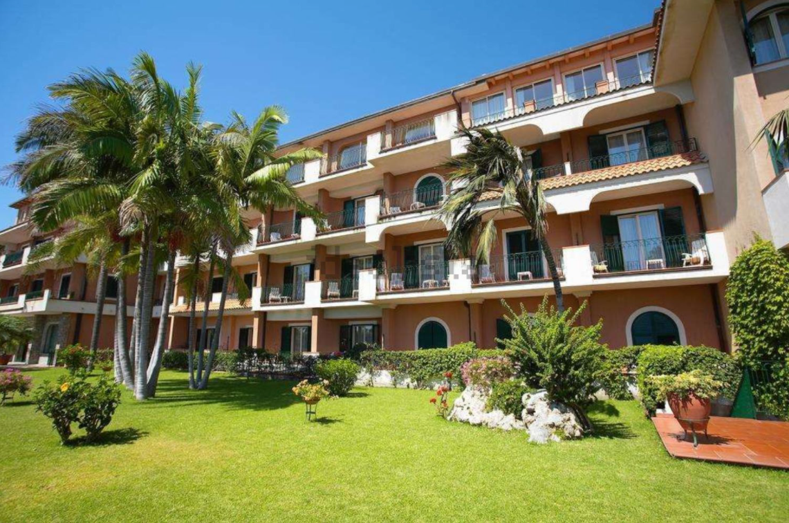 Questo splendido hotel vista mare a Taormina è in vendita all’asta su idealista