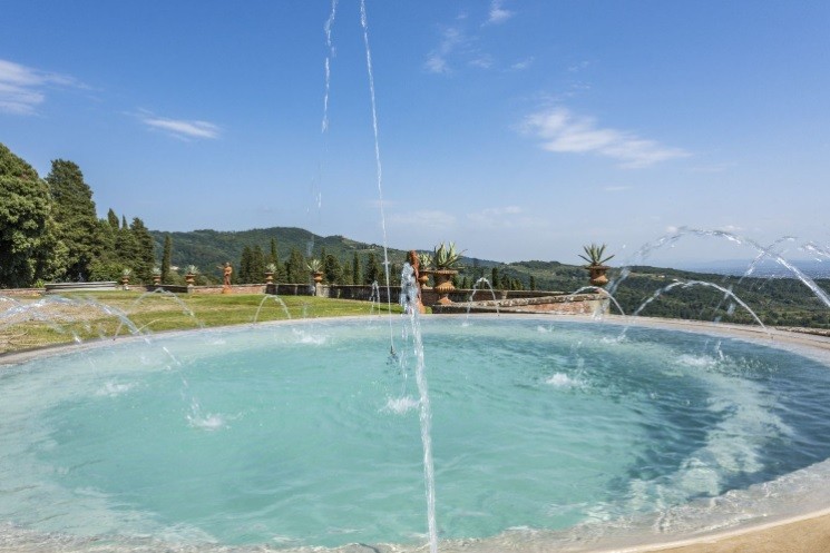 In vendita una storica villa di lusso di fine'800 con dipinti di famosi artistiti in Toscana