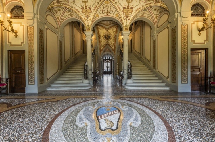 In vendita una storica villa di lusso di fine'800 con dipinti di famosi artistiti in Toscana