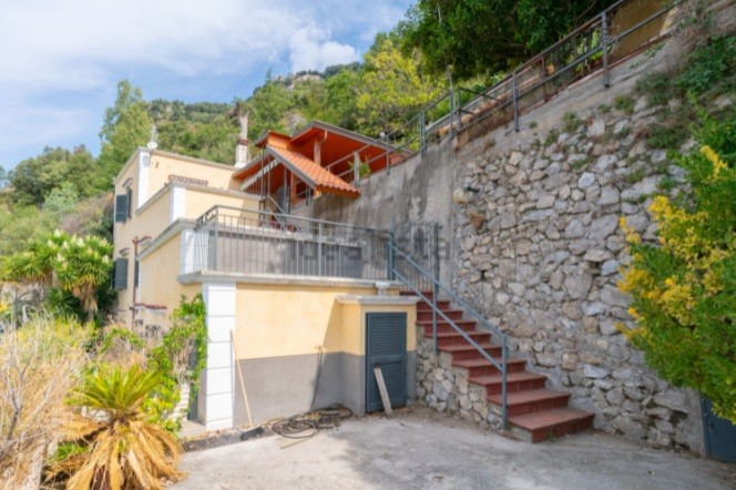 Una villa con piscina sulla costiera amalfitana in vendita per 1,4 milioni