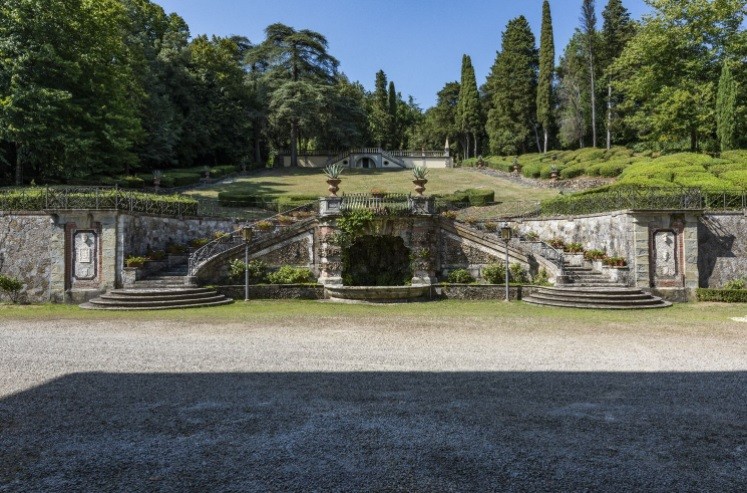 In vendita una storica villa di lusso di fine'800 con dipinti di famosi artistiti in Toscana