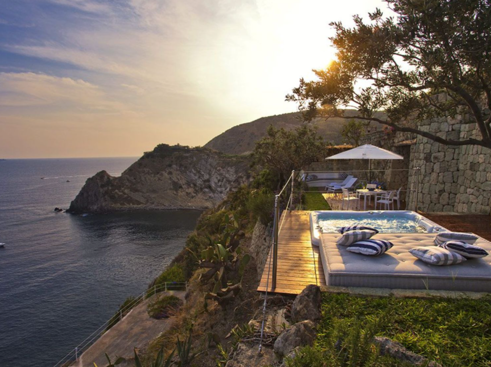 Un resort che si affaccia sul mare dell’Isola di Ischia è in vendita all’asta su idealista