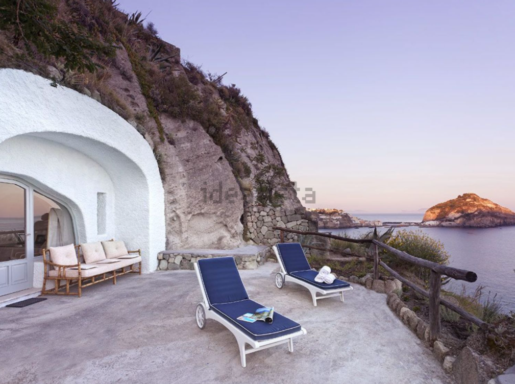 Un resort che si affaccia sul mare dell’Isola di Ischia è in vendita all’asta su idealista