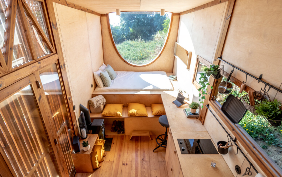 Una casa prefabbricata perfetta per vivere in campagna senza bisogno di rete elettrica