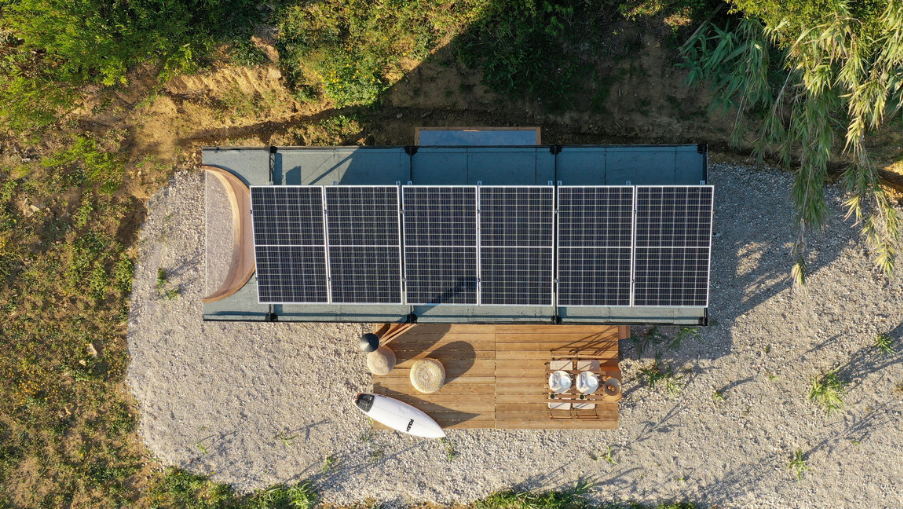 Una casa prefabbricata perfetta per vivere in campagna senza bisogno di rete elettrica