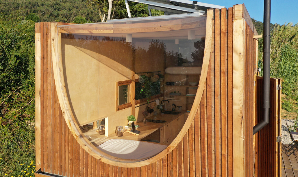 Una casa prefabbricata perfetta per vivere in campagna senza bisogno di rete elettrica