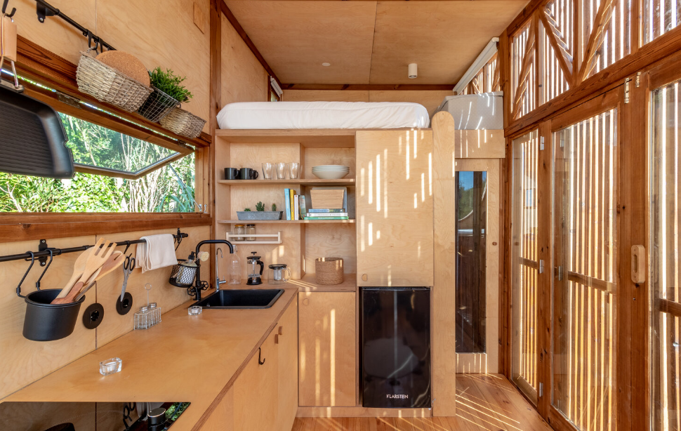 Una casa prefabbricata perfetta per vivere in campagna senza bisogno di rete elettrica