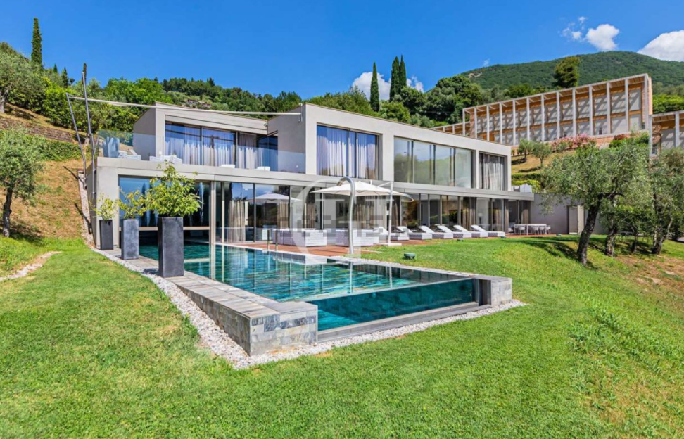 Case con giardino e piscina