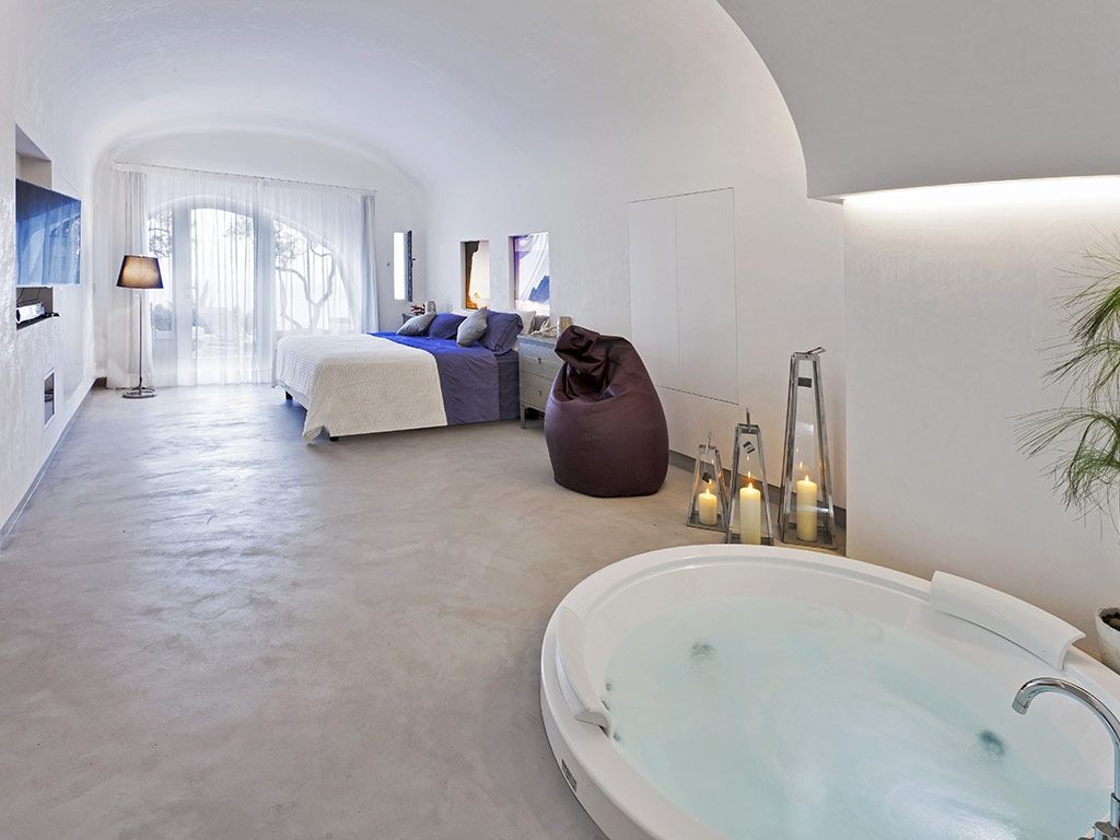 Room with whirlpool