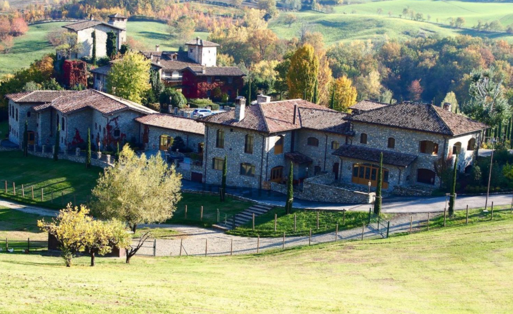 In vendita un piccolo borgo emiliano tra le colline piacentine per 9 milioni di euro