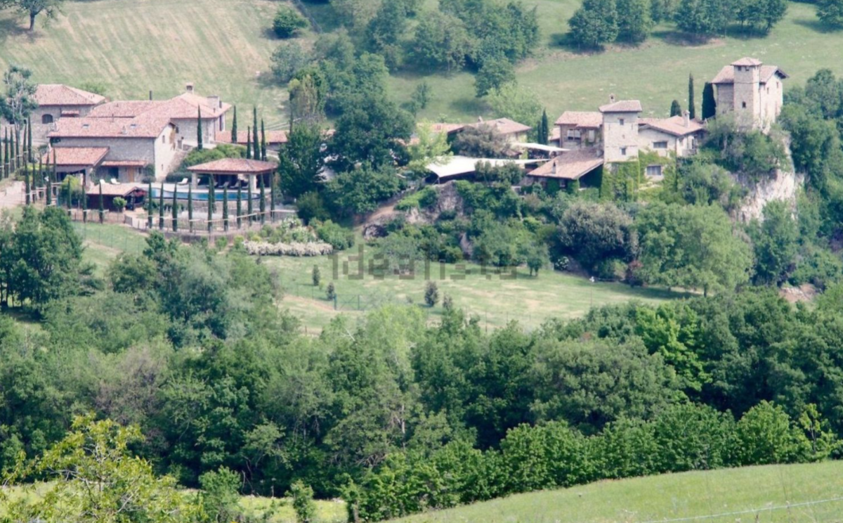 In vendita un piccolo borgo emiliano tra le colline piacentine per 9 milioni di euro