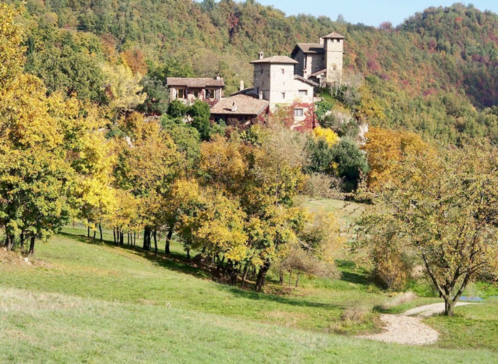 In vendita un piccolo borgo emiliano tra le colline piacentine per 9 milioni di euro