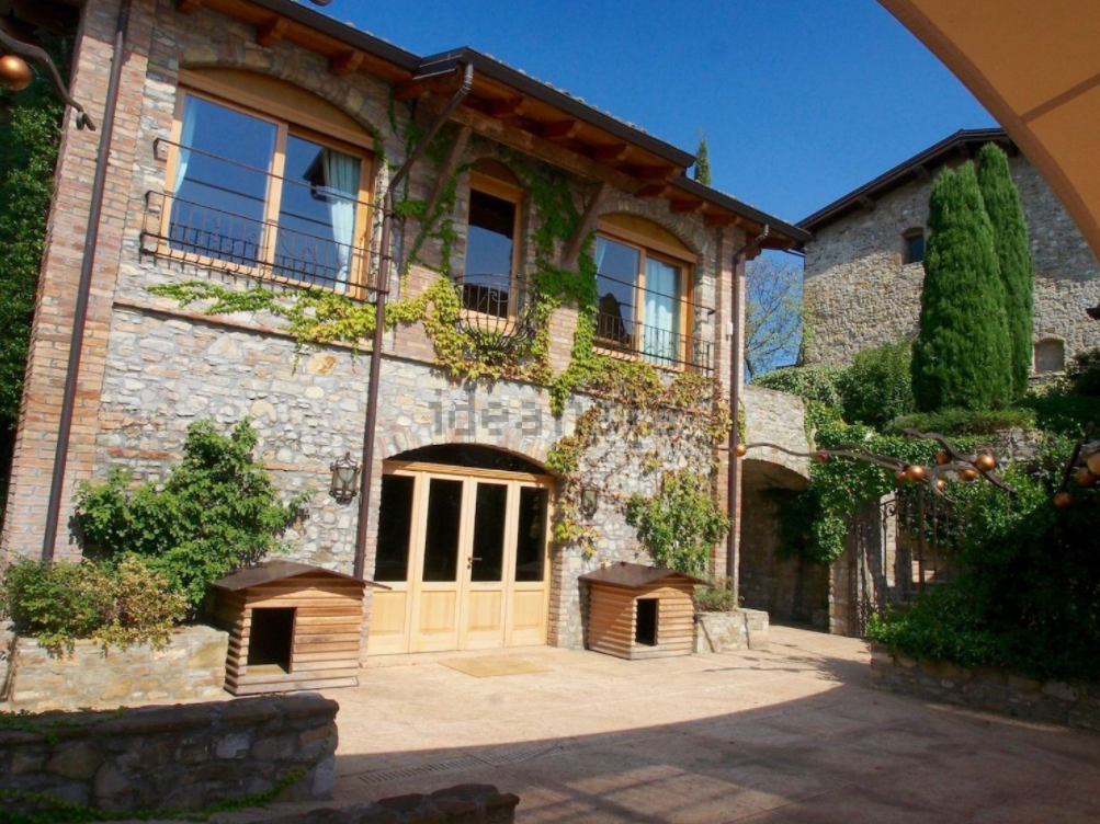 In vendita un piccolo borgo emiliano tra le colline piacentine per 9 milioni di euro