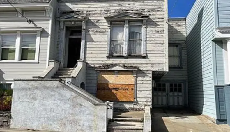 Una casa abbandonata e senza camera da letto è stata venduta per 2 milioni a San Francisco