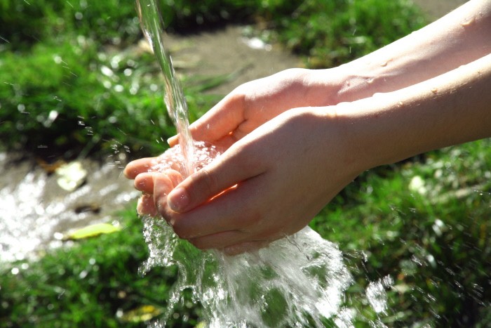 Giornata mondiale dell’acqua 2022: ecco come consumare meno acqua potabile in casa
