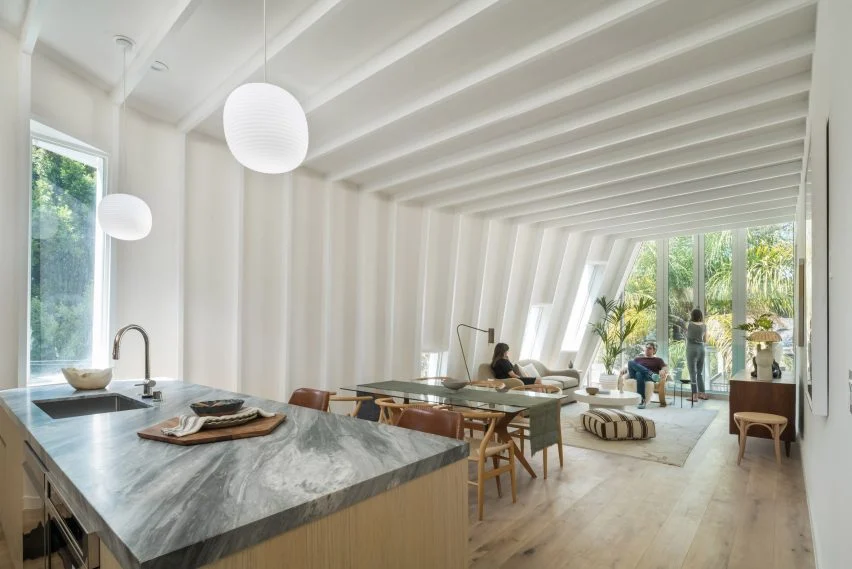 Un unico spazio per cucina e salone