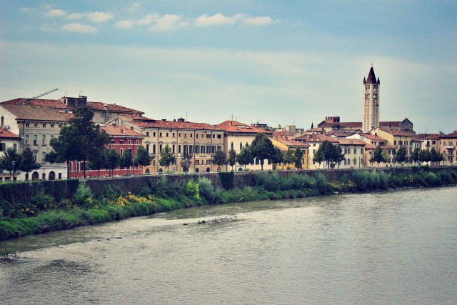 Vista de la ciudad y el río Adige