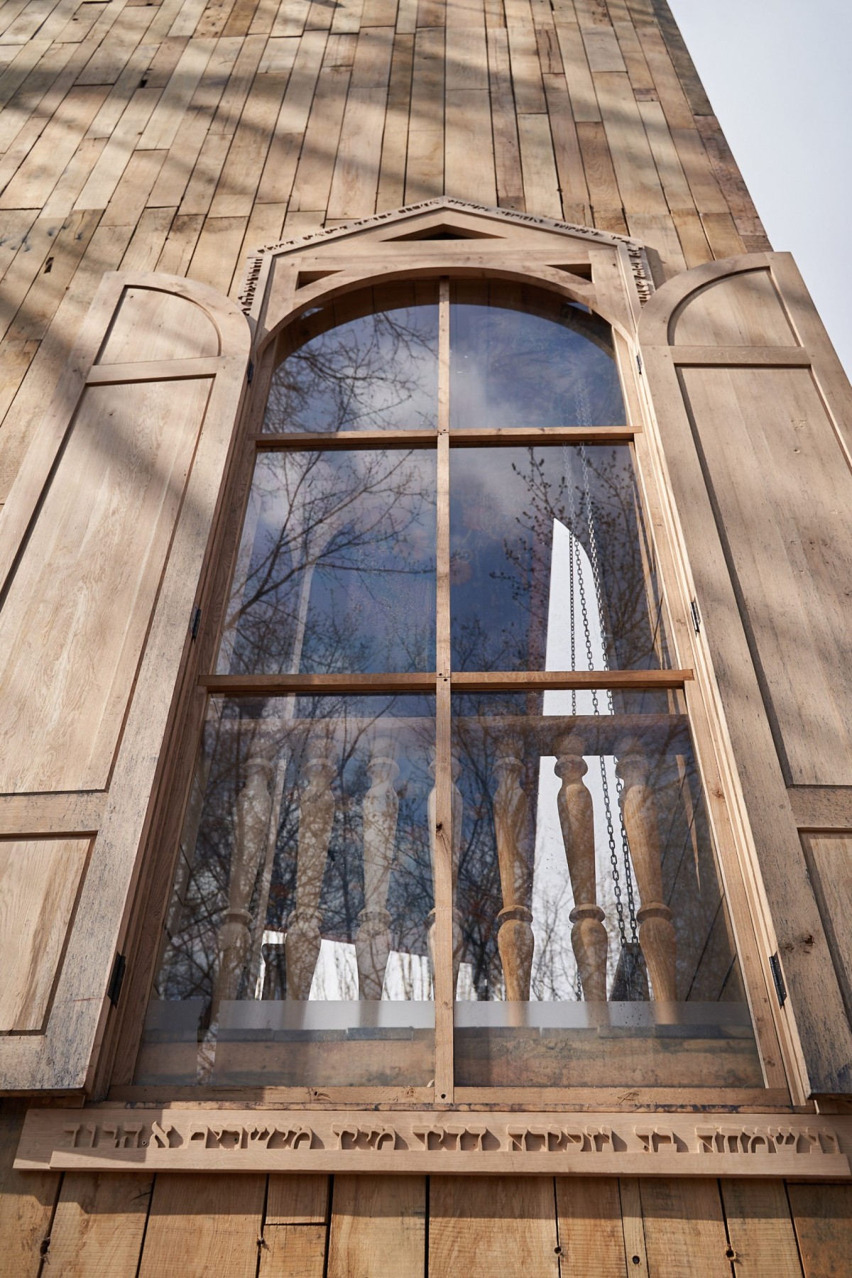 Una grande finestra sulla facciata