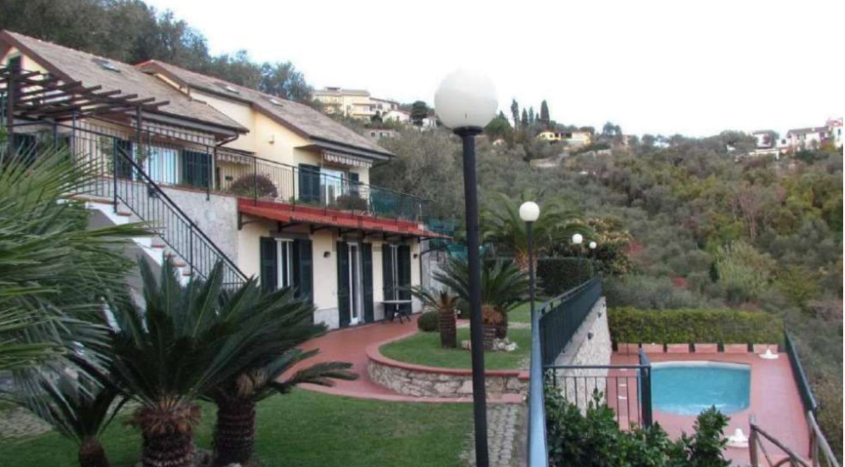 In vendita all’asta per meno di un milione una villa con piscina e affaccio sulla riviera di Levante 