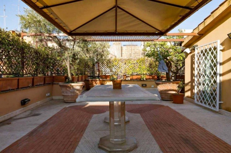 In vendita un palazzetto storico gioiello di eleganza nel cuore di Roma per 8,2 milioni
