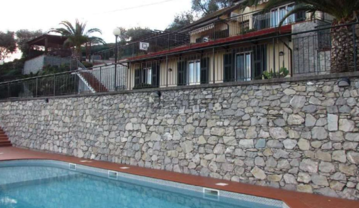 In vendita all’asta per meno di un milione una villa con piscina e affaccio sulla riviera di Levante 