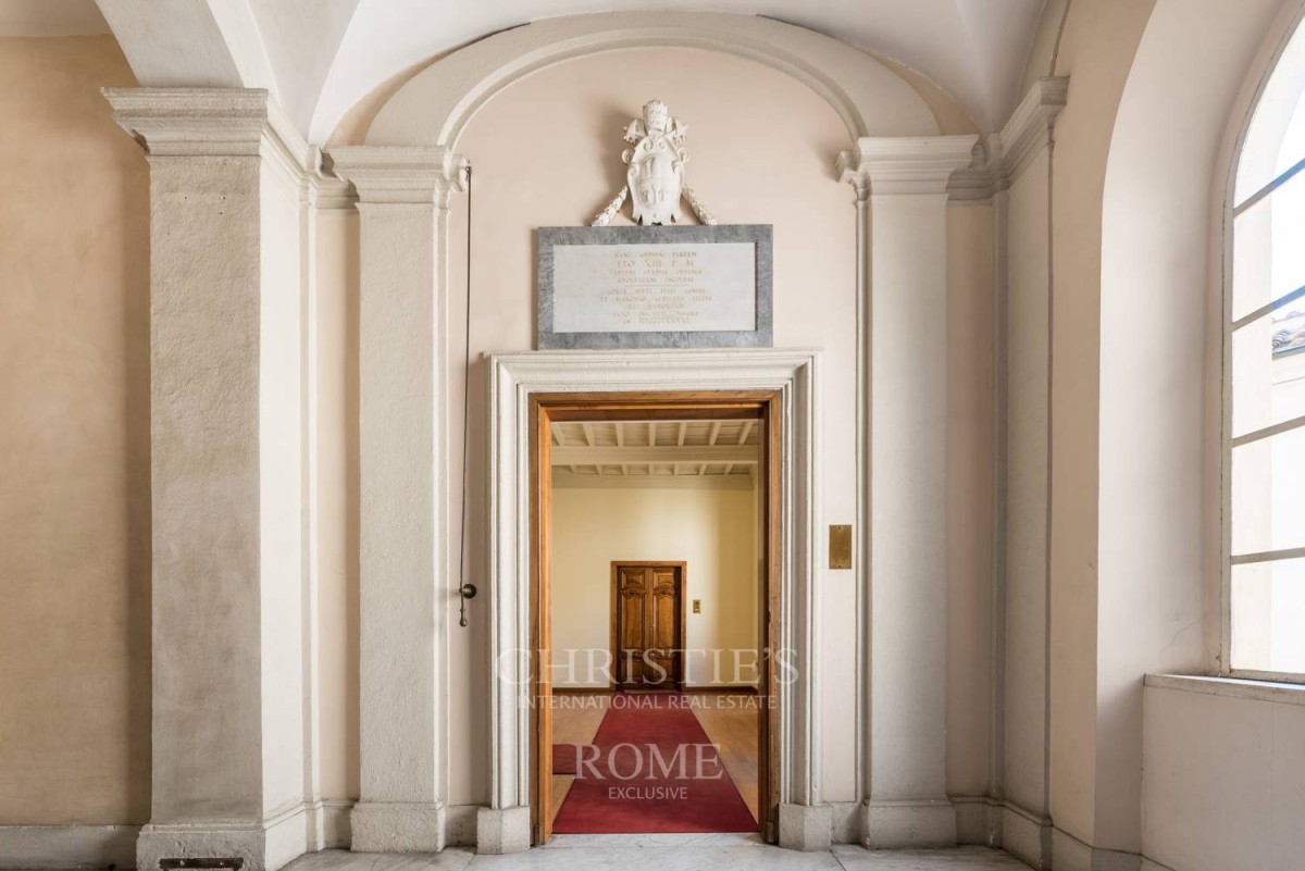 In vendita l'attico su piazza Venezia a Roma che fu di Ennio Morricone
