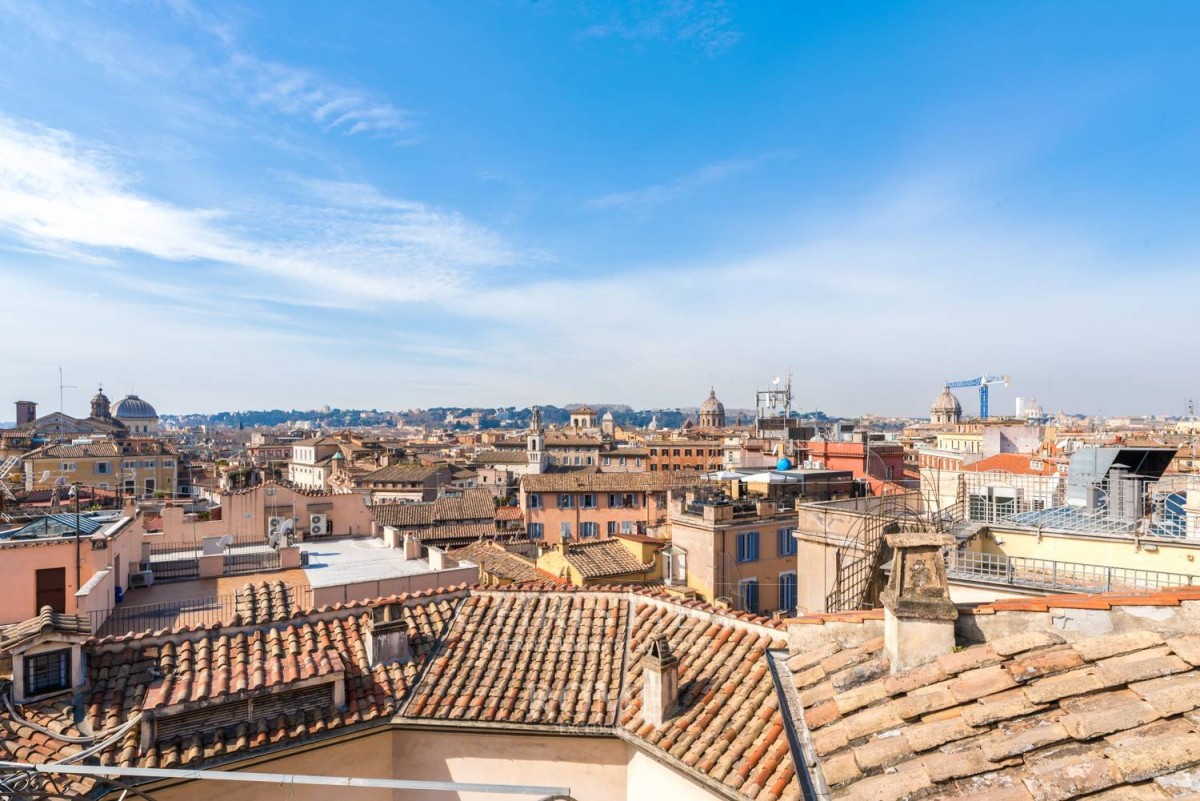 In vendita l'attico su piazza Venezia a Roma che fu di Ennio Morricone