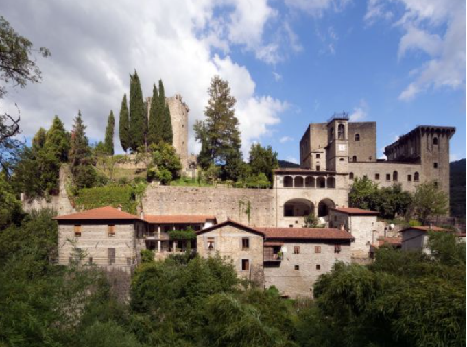 In vendita un borgo del X secolo con castello e azienda vinicola nelle colline toscane