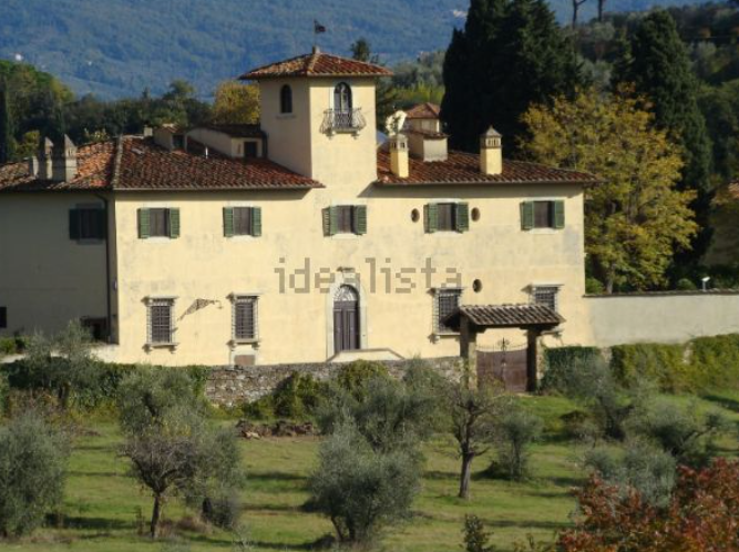 In vendita un borgo del X secolo con castello e azienda vinicola nelle colline toscane