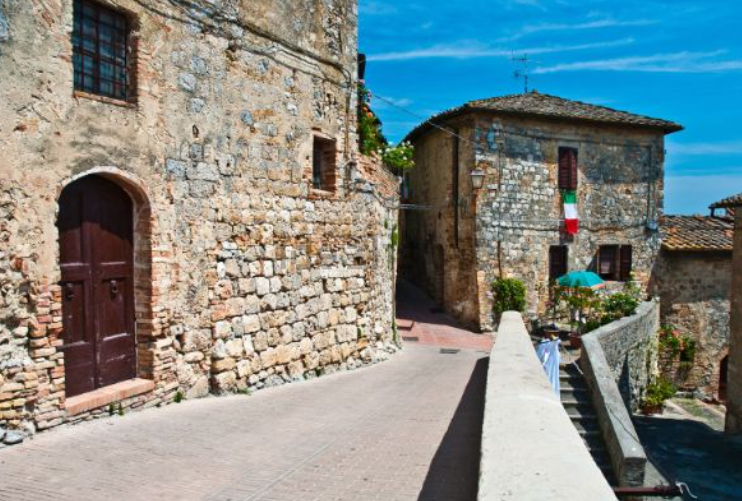 In vendita un borgo del X secolo con castello e azienda vinicola nelle colline toscane