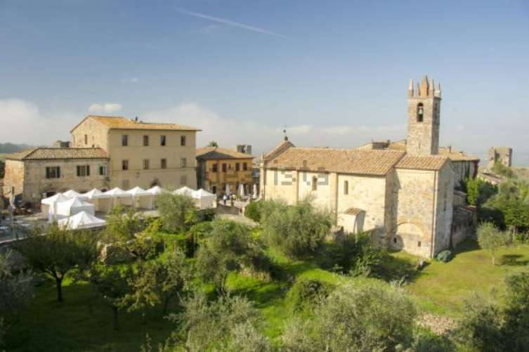 In vendita un borgo del X secolo con castello e azienda vinicola nelle colline toscane