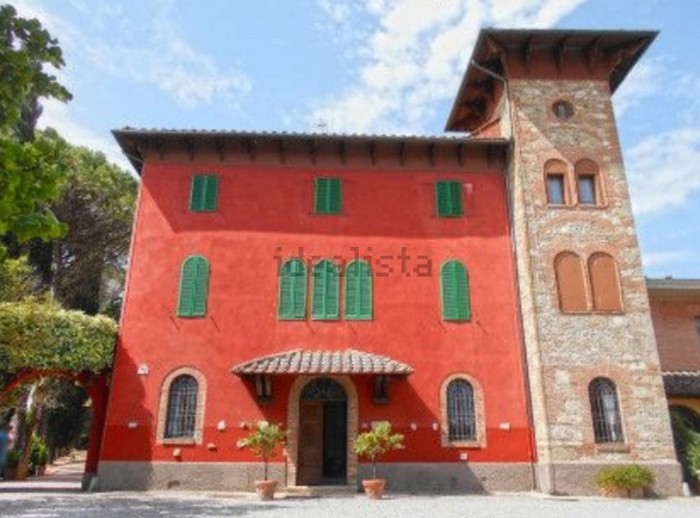 In vendita all'asta un caratteristico hotel con piscina all'aperto in provincia di Siena