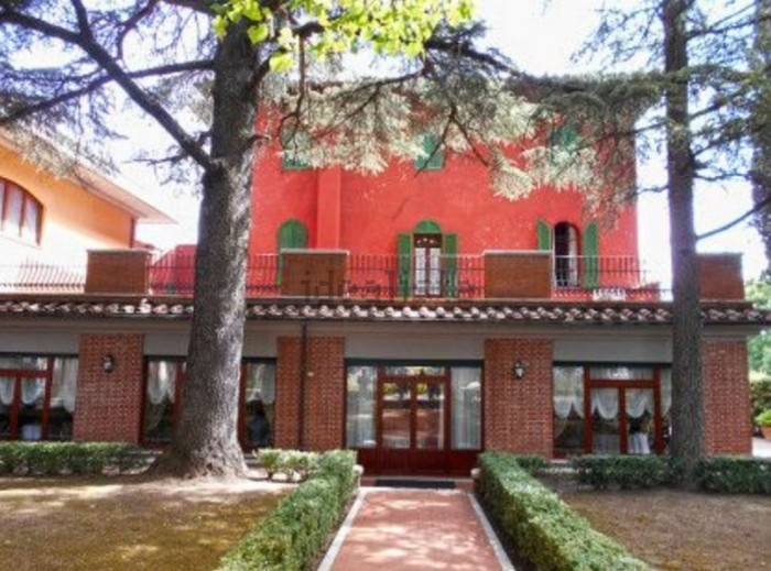 In vendita all'asta un caratteristico hotel con piscina all'aperto in provincia di Siena