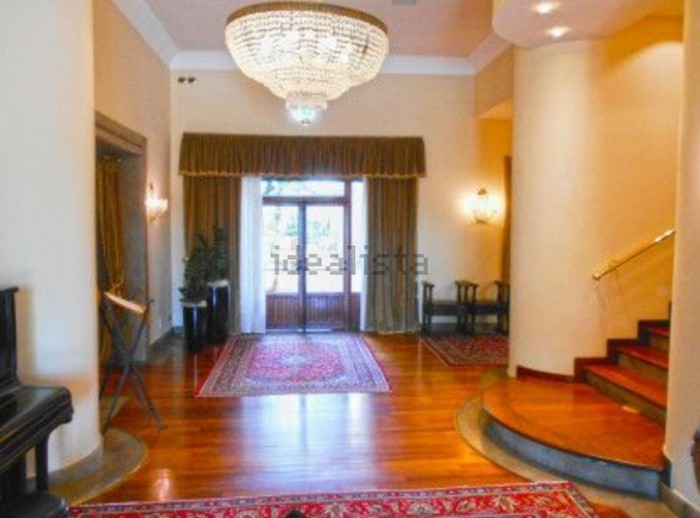 In vendita all'asta un caratteristico hotel con piscina all'aperto in provincia di Siena