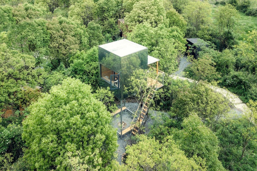 La particolarità di queste case prefabbricate perse nella foresta fuori da Wuhan