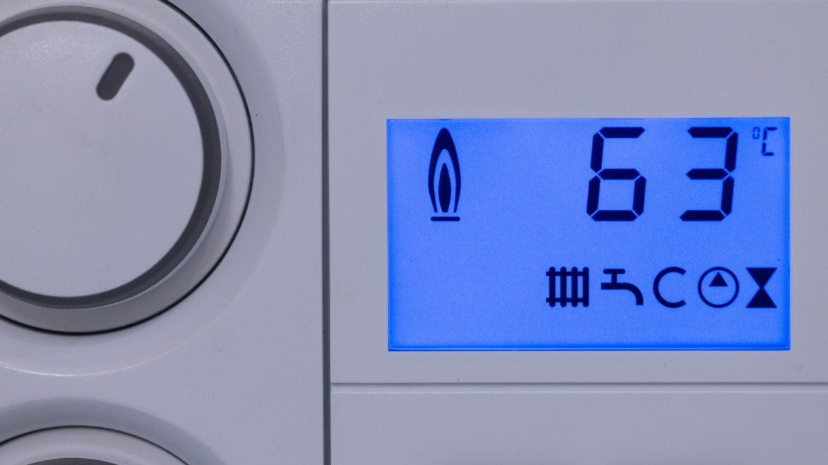 Nuove tariffe Arera: di quanto aumenteranno le bollette di gas e luce nel 2022