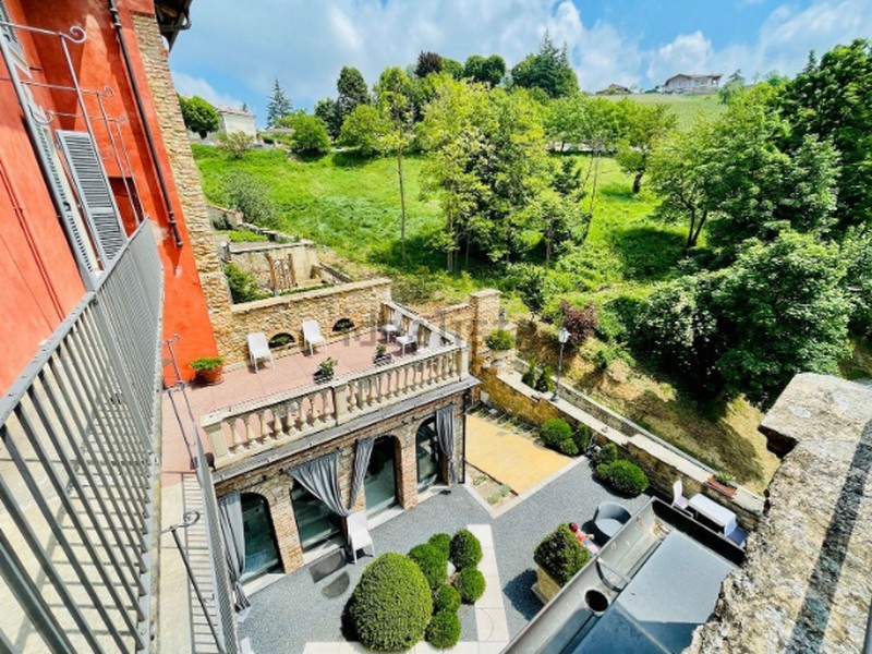 In vendita un palazzo d'epoca in uno dei borghi più belli d'Italia in Piemonte