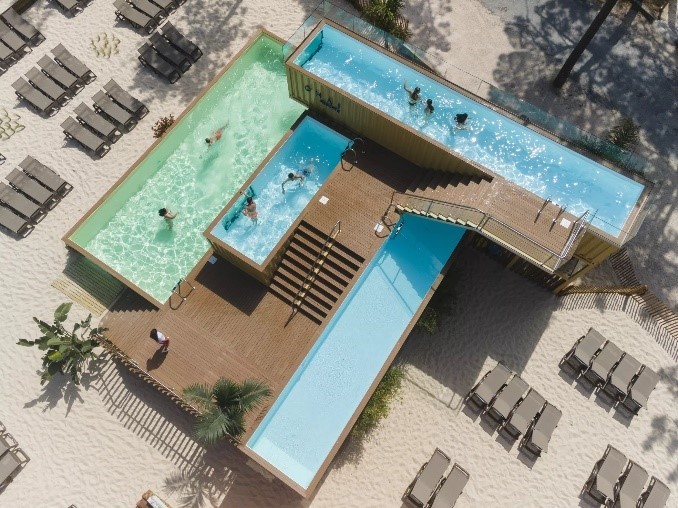 L'azienda che trasforma i container marittimi in aule, piscine e case