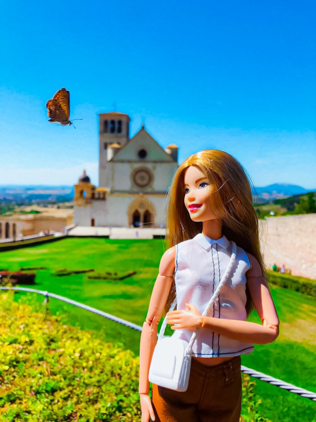 Barbie in Town visits Assisi