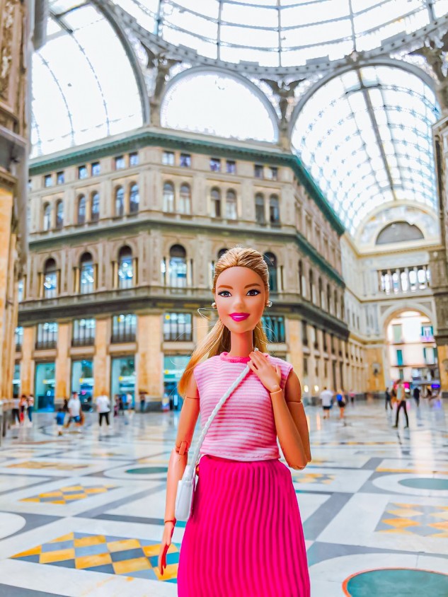 Barbie in Town visits Napoli