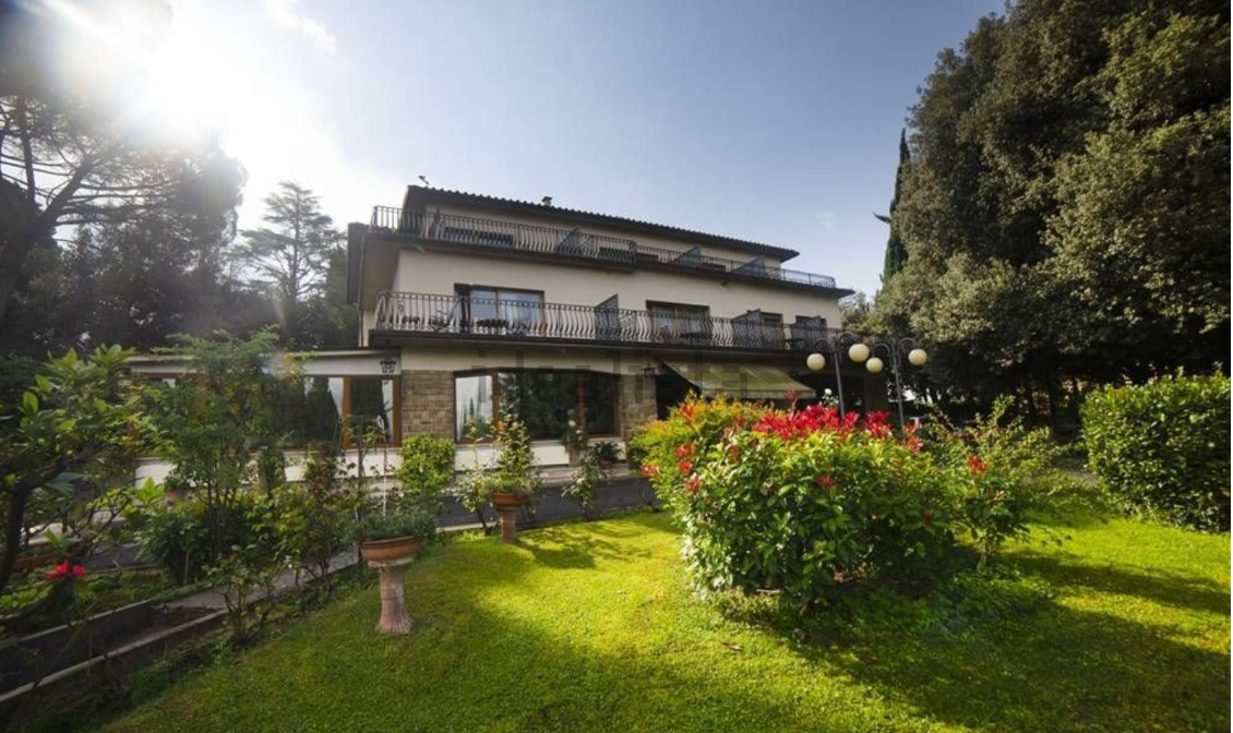 In vendita 6000 ville da ristrutturare con giardino e terrazzo a partire da 30000 euro